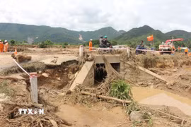 Hiện trường nước lũ gây thiệt hại do vỡ hồ chứa tại xã Tuy Phong (Lâm Đồng). (Ảnh: Nguyễn Thanh/TTXVN)