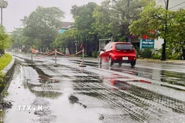 Đoạn đường Quốc lộ 1A đi qua xã Triệu Phong (Quảng Trị) bị sụt lún tạo những vũng nước lớn, tiềm ẩn nguy cơ mất an toàn giao thông. (Ảnh: Nguyên Linh/TTXVN)