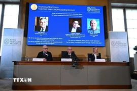 Chân dung ba nhà khoa học (trên màn hình, từ trái sang): Joel Mokyr (Mỹ), Philippe Aghion (Vương quốc Anh) và Peter Howitt (Mỹ) đoạt giải Nobel Kinh tế năm 2025. (Nguồn: The Time of Israel/TTXVN)