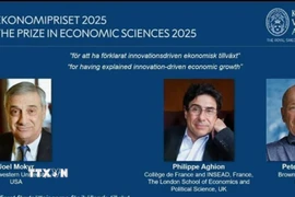 Ba nhà khoa học Joel Mokyr (Mỹ), Philippe Aghion (Vương quốc Anh) và Peter Howitt (Mỹ) đoạt giải Nobel Kinh tế năm 2025. (Nguồn: X/TTXVN)