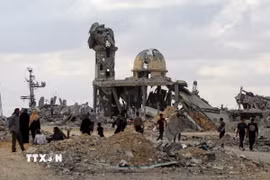Người dân Palestine tại Khan Younis, Dải Gaza, ngày 12/10/2025. (Nguồn: THX/TTXVN)
