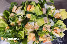 Món cuốn hành Thủy Nguyên gây ấn tượng bởi sự hài hòa về màu sắc, hương vị và sự chế biến tỉ mỉ. (Nguồn: Vietnam+)
