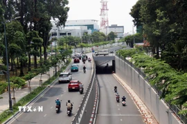 Các phương tiện lưu thông trên một tuyến phố ở Thành phố Hồ Chí Minh. (Ảnh: Tiến Lực/TTXVN)