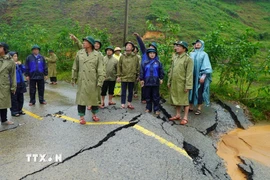Chủ tịch Ủy ban Nhân dân thành phố Huế Phan Thiên Định kiểm tra tình hình thực tế tại xã Khe Tre. (Ảnh: Mai Trang/TTXVN)