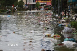 Mưa lớn gây ngập lụt các tuyến phố ở thành phố Huế. (Ảnh: Nguyên Lý/TTXVN)