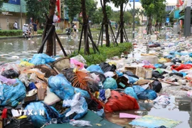 Lượng lớn rác trôi dạt trên đường Hà Nội, phường Thuận Hóa, thành phố Huế chiều 3/11/2025. (Ảnh: Nguyên Lý/TTXVN)