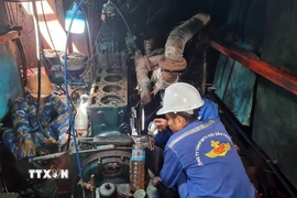 Tổ kỹ thuật của Trung tâm dịch vụ Hậu cần-Kỹ thuật đảo Trường Sa khắc phục sự cố tàu cá. (Nguồn: TTXVN phát)