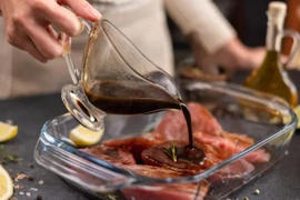 Không chỉ đơn thuần tạo hương vị, nước xốt còn giúp làm mềm thực phẩm, tăng độ ẩm và hỗ trợ quá trình chế biến đạt độ giòn hoàn hảo bên ngoài. (Nguồn: Shutterstock)