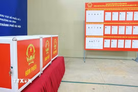 Hòm phiếu tại khu vực bỏ phiếu số 2, phường Ba Đình, thành phố Hà Nội được chuẩn bị chu đáo, bảo đảm trang trọng và bảo mật. (Ảnh: Phạm Kiên/TTXVN)