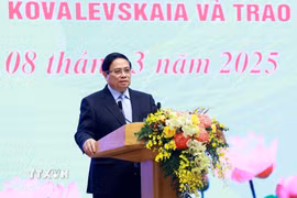 Thủ tướng Phạm Minh Chính phát biểu chúc mừng các nữ Anh hùng lực lượng vũ trang nhân dân, nữ Anh hùng lao động, nữ tướng, nhà khoa học nữ nhận Giải thưởng Kovalevskaia. (Ảnh: Dương Giang/TTXVN)