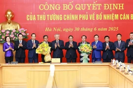 Thủ tướng Phạm Minh Chính và các Phó Thủ tướng tặng hoa chúc mừng đồng chí Trần Đức Thắng và đồng chí Hồ Văn Niên. (Ảnh: Dương Giang/TTXVN)