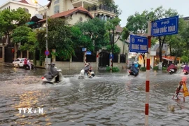 Nước ngập sâu tại một ngã tư ở Hà Nội sau mưa lớn. (Ảnh: Hoàng Hiếu/TTXVN)