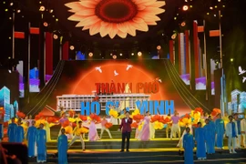Nghệ sỹ Nhân dân Tạ Minh Tâm trình bày ca khúc "Tổ quốc tôi chưa đẹp thế bao giờ." (Ảnh: Thu Hương/TTXVN)