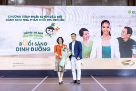 Tiến sỹ, Bác sỹ Nguyễn Song Tú, đại diện Viện Dinh dưỡng Quốc gia và đại diện Amway Việt Nam trong chương trình huấn luyện Buổi sáng Dinh dưỡng tại Thành phố Hồ Chí Minh. (Nguồn: Vietnam+)