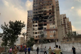 Toà nhà ở thủ đô Tehran, Iran bị hư hại sau vụ không kích của Israel ngày 13/6/2025. (Ảnh: THX/TTXVN)