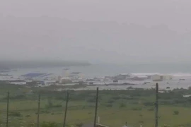 Sóng thần đã làm hư hại các tòa nhà và gây ra lũ lụt tại Kuril. (Nguồn: AP)