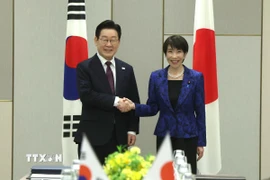 Thủ tướng Nhật Bản Sanae Takaichi (phải) hội đàm với Tổng thống Hàn Quốc Lee Jae Myung tại thành phố Nara, ngày 13/1/2026. (Nguồn: Yonhap/TTXVN)