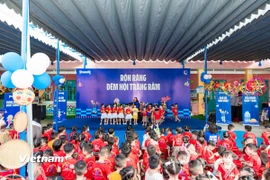 Tại Đà Nẵng, có một mùa trung thu thật đặc biệt đã đến với các em nhỏ trường Mẫu giáo Tiên Lãnh, xã Lãnh Ngọc, mang theo hàng ngàn sản phẩm dinh dưỡng, hàng nghìn bộ dụng cụ học tập, cùng nhiều quà bánh, những khúc ca rộn ràng và vô vàn tình yêu thương từ Vinamilk và Quỹ sữa Vươn cao Việt Nam. (Nguồn: Vietnam+)