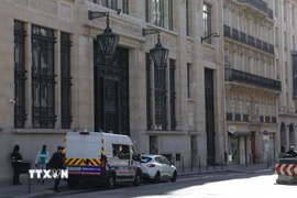 Xe cảnh sát được triển khai bên ngoài ngân hàng Bank of America ở Paris, Pháp, ngày 28/3/2026. (Ảnh: THX/TTXVN)