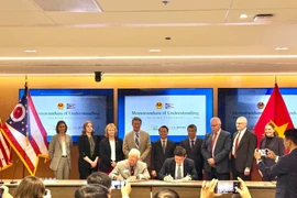 Doanh nghiệp hai bên ký biên bản ghi nhớ. (Ảnh: TTXVN phát)