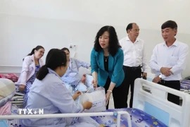Bộ trưởng Y tế Đào Hồng Lan thăm bệnh nhân đang điều trị tại Trung tâm Y tế Quân Dân y Côn Đảo. (Nguồn: TTXVN phát)