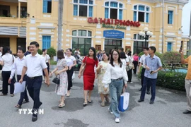 Ngày đầu Hải Phòng thí điểm đưa đón cán bộ, công chức đi làm bằng tàu hỏa. (Ảnh: Hoàng Ngọc/TTXVN)