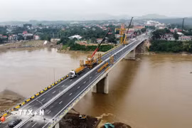 Mặt cầu đã được dải asphalt và kẻ vạch phân làn. (Ảnh: Đào An/TTXVN)