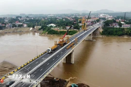 Mặt cầu đã được dải asphalt và kẻ vạch phân làn. (Ảnh: Đào An/TTXVN)