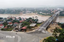 Đường dẫn lên cầu Phong Châu phía xã Lâm Thao, tỉnh Phú Thọ. (Ảnh: Đào An/TTXVN)
