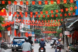 Cờ hoa trang trí rực rỡ trên một tuyến phố của Hà Nội. (Ảnh: Minh Quyết/TTXVN)