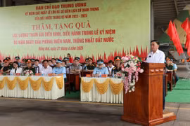 Thường trực Ban Bí thư Trần Cẩm Tú phát biểu chúc mừng, thăm hỏi, động viên các khối tham gia diễu binh, diễu hành đang luyện tập tại Trung đoàn Không quân 935. (Ảnh: Sỹ Tuyên/TTXVN)