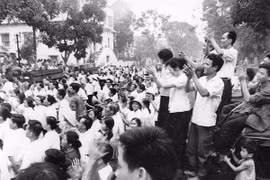 Người dân tập trung trước trụ sở TTXVN tại số 5 Lý Thường Kiệt để nghe tin chiến thắng ngày 30/4/1975. (Ảnh: Tư liệu TTXVN)