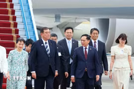 Phó Thủ tướng, Bộ trưởng Ngoại giao Bùi Thanh Sơn đón Thủ tướng Nhật Bản Ishiba Shigeru và Phu nhân tại Sân bay quốc tế Nội Bài. (Ảnh: An Đăng/TTXVN)