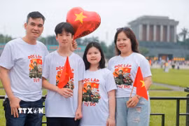 Cùng lưu lại kỷ niệm nhân dịp chào mừng Ngày thống nhất đất nước 30/4. Ảnh: Minh Quyết – TTXVN