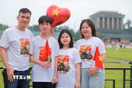 Cùng lưu lại kỷ niệm nhân dịp chào mừng Ngày thống nhất đất nước 30/4. Ảnh: Minh Quyết – TTXVN