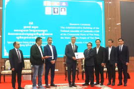 Đại sứ Việt Nam tại Campuchia Nguyễn Minh Vũ (thứ tư, từ trái sang) thực hiện nghi thức bàn giao công trình cho Tổng Thư ký Quốc hội Campuchia Leng Peng Long. (Ảnh: Hoàng Minh/TTXVN)