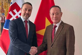 Đại sứ Phạm Trường Giang và Thứ trưởng Bộ Nông nghiệp và Phát triển Nông thôn Slovakia Vladimir Vnuk. (Ảnh: TTXVN phát)