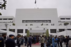 Các phóng viên và nhân viên an ninh tại cổng chính của Tòa nhà Quốc hội ở Islamabad, Pakistan. (Nguồn: AP)