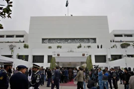 Các phóng viên và nhân viên an ninh tại cổng chính của Tòa nhà Quốc hội ở Islamabad, Pakistan. (Nguồn: AP)