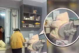 Bé gái tránh việc học bài bằng cách "chế tạo" một con búp bê từ quần áo để thay thế. (Nguồn: SCMP)