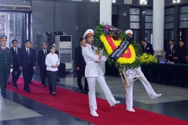 Đoàn đại biểu cấp cao Đảng Nhân dân Campuchia do Phó Chủ tịch Đảng Nhân dân Campuchia, Chủ tịch Hội đồng quốc gia mặt trận đoàn kết phát triển Tổ quốc Campuchia, Chủ tịch Hội Hữu nghị Campuchia - Việt Nam Men Sam An dẫn đầu đến viếng nguyên Chủ tịch nước Trần Đức Lương. (Ảnh: TTXVN)