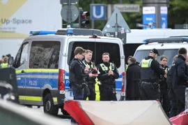 Cảnh sát điều tra tại hiện trường vụ tấn công bằng dao ở Hamburg, Đức ngày 23/5/2025. (Ảnh: REUTERS/TTXVN)