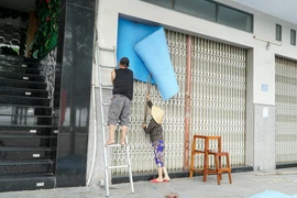 Người dân Gia Lai khẩn trương ứng phó với cơn bão số 13. (Ảnh: Đình Quân/TTXVN)