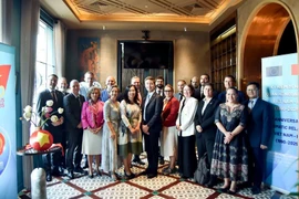 Thứ trưởng Lê Thị Thu Hằng chụp ảnh lưu niệm với Đại sứ, Đại biện các nước thành viên EU tại sự kiện. (Nguồn: Báo Quốc tế)