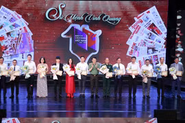 Đại tướng Lương Tam Quang, Bộ trưởng Bộ Công an trao Kỷ niệm chương “Vì an ninh Tổ quốc” cho các Nhà báo có thành tích xuất sắc trong công tác đảm bảo an ninh trật tự. (Ảnh: Phạm Kiên/TTXVN)