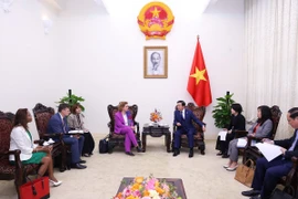 Phó Thủ tướng Trần Hồng Hà tiếp bà Nicola Beer, Phó Chủ tịch Ngân hàng Đầu tư châu Âu. (Ảnh: Văn Điệp/TTXVN)