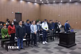 Các bị cáo tại phiên toà xét xử sáng 24/12. (Ảnh: Phạm Kiên/TTXVN)