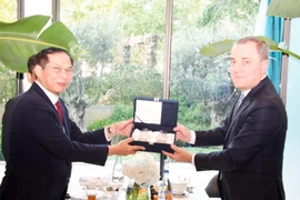 Phó Thủ tướng, Bộ trưởng Ngoại giao Bùi Thanh Sơn hội kiến Bộ trưởng Ngoại giao Azerbaijan Jeyhun Bayramov. (Ảnh: TTXVN phát)