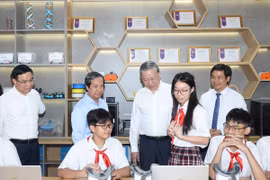 Tổng Bí thư Tô Lâm thăm Phòng thực hành giáo dục STEM của Trường THCS Cầu Giấy, quận Cầu Giấy. (Ảnh: Thống Nhất/TTXVN)