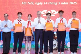 Tổng Bí thư Tô Lâm tặng học bổng cho học sinh xuất sắc Trường Trung học cơ sở Cầu Giấy, quận Cầu Giấy. (Ảnh: Thống Nhất/TTXVN)